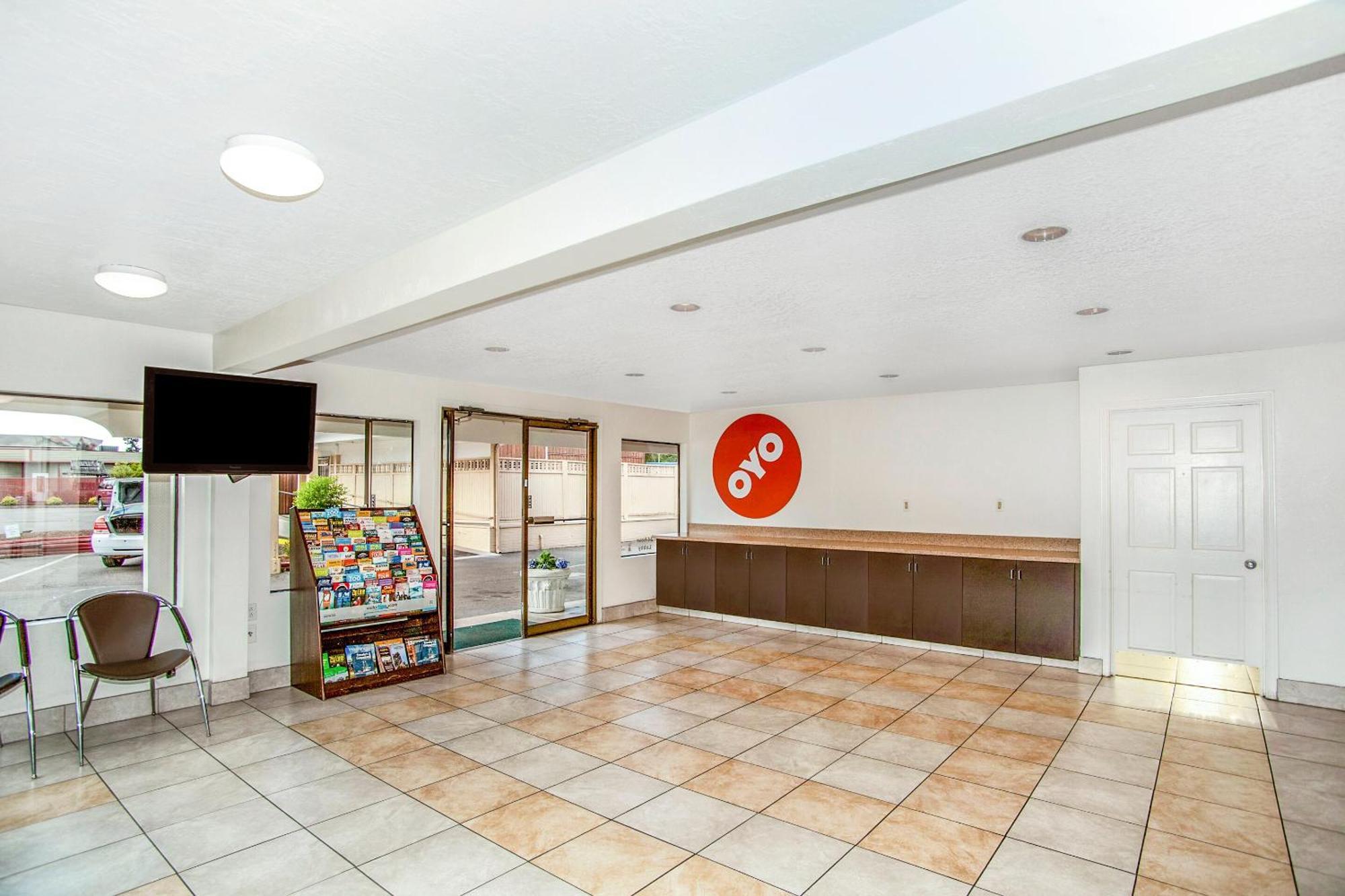 Oyo Hotel Centralia Dış mekan fotoğraf